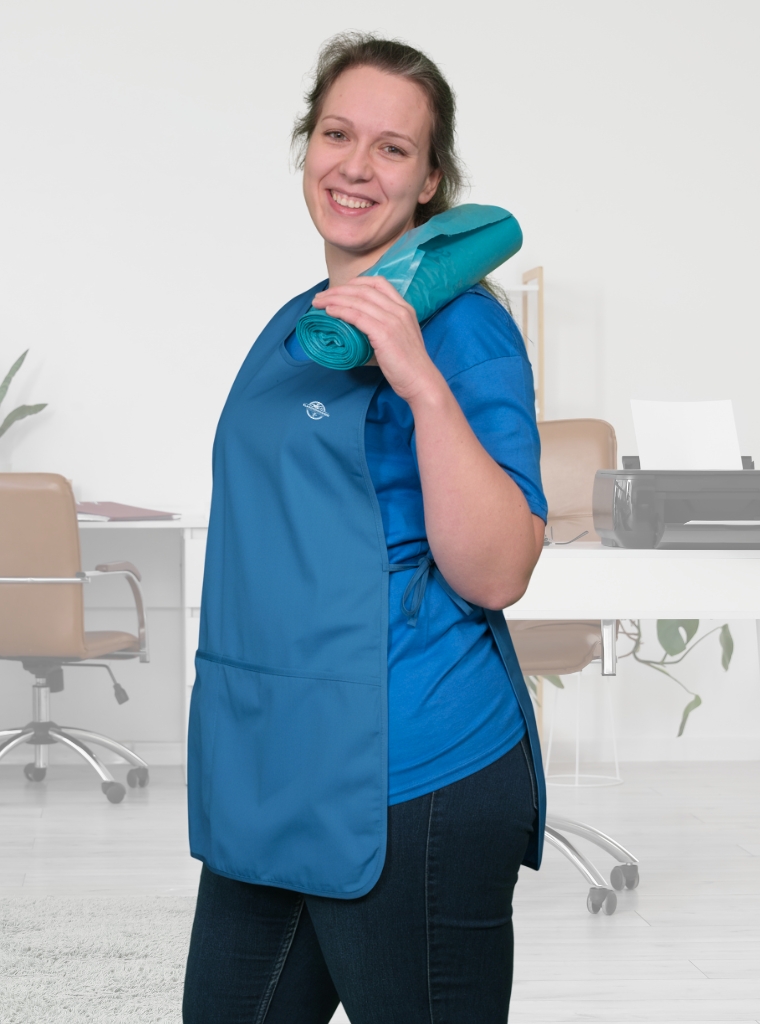 Reinigungskraft mit Mülltüte von der Reinigungsfirma Glanzkommando in Aschaffenburg