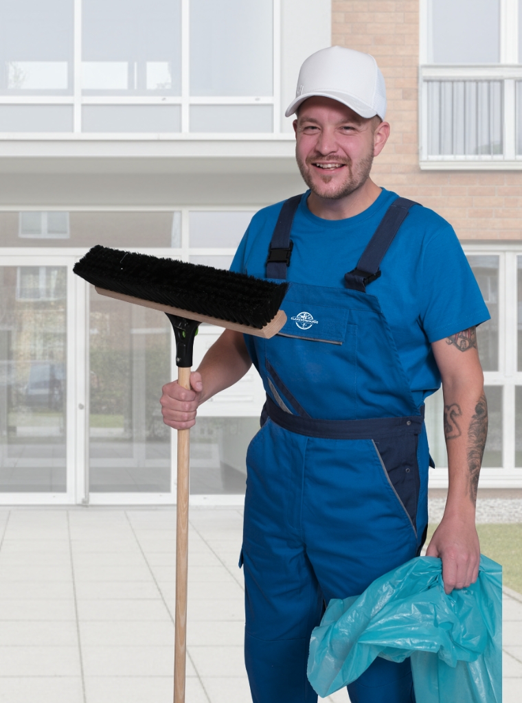 Reinigungskraft von Glanzkommando bei der Reinigung in Aschaffenburg mit Besen